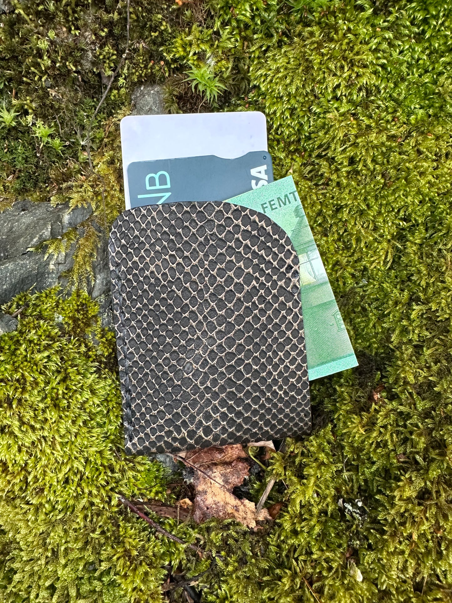 The Serpent - Slank kortholder med reptiltekstur