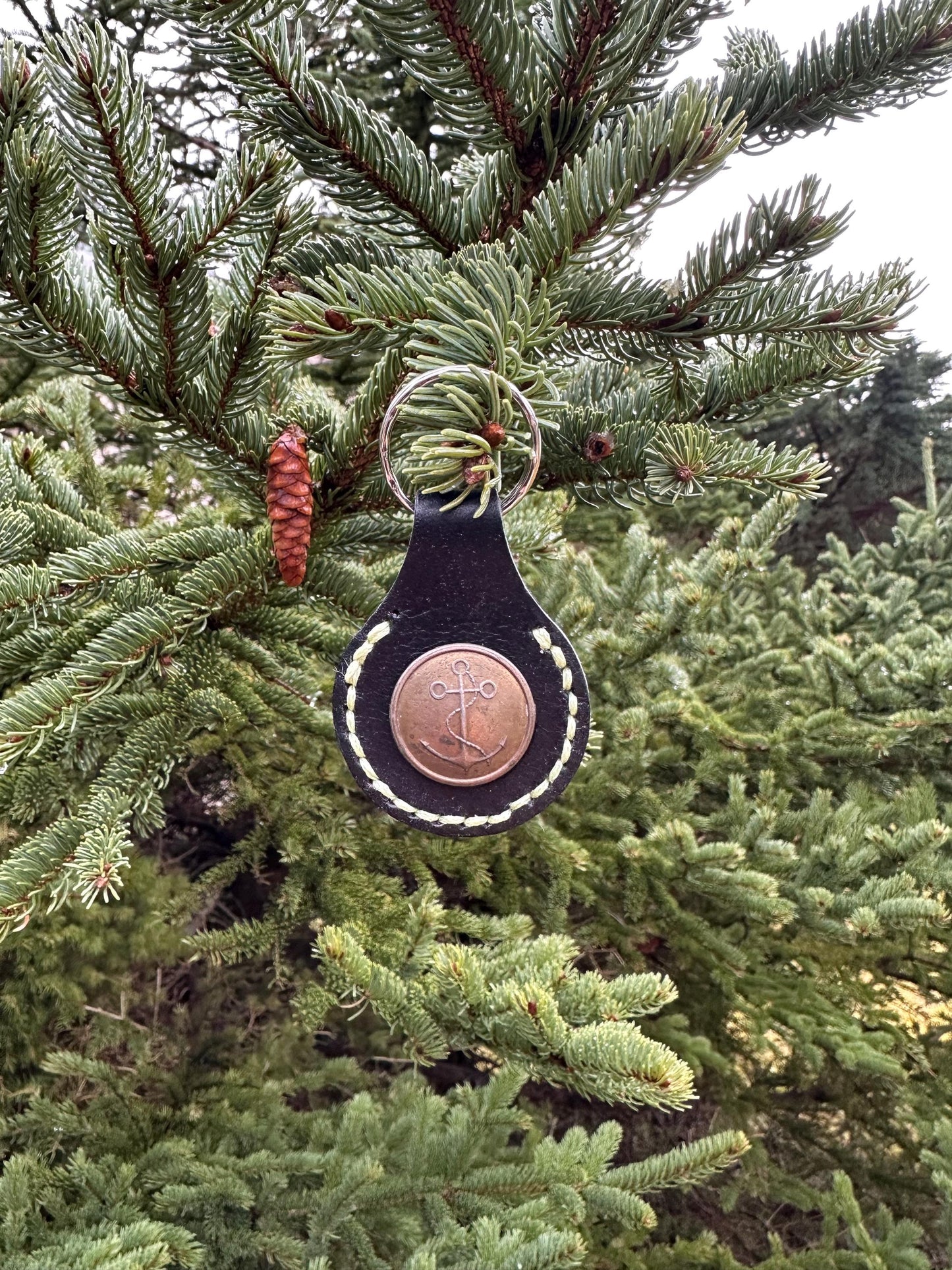 Håndlaget nøkkelring i skinn - laget i vintagestil med en flott nautisk inspirert dekor